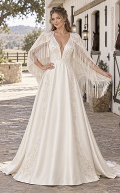 Vestido de novia de satén estilo bohemio campestre con escote en V y corte en A, bordes de hojas bordadas y capa con flecos.