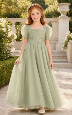 Robe de demoiselle d'honneur couleur sauge, col carré, manches bouffantes, tulle fleuri, coupe trapèze, longueur au sol