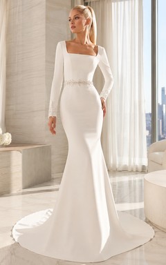 Robe de mariée sirène minimaliste en satin, col carré, manches longues, traîne, col rond, manches longues, encolure carrée.