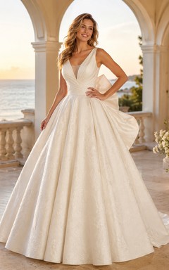 Robe de mariée de bal en satin jacquard à col en V, nœud dans le dos nu plongeant et traîne chapelle