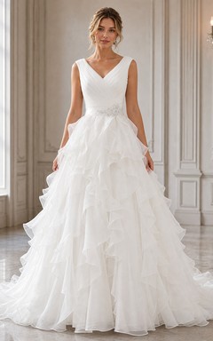 A-Linien-Brautkleid aus Organza mit kurzen Ärmeln, langem V-Ausschnitt, Raffungen, Rüschen und Stufen