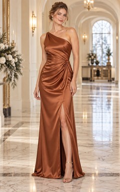 Vestido de dama de honor largo hasta el suelo, asimétrico, fruncido y de satén color cobre con un solo hombro.