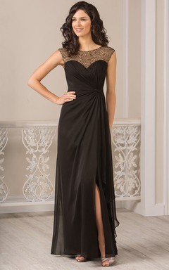 Langes Abendkleid mit kurzen Ärmeln, Rüschen und vorderem Schlitz