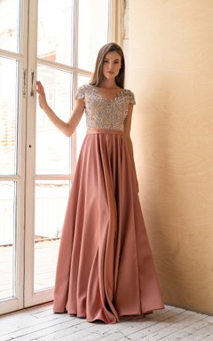 Vestido de dama de honor de satén con mangas cortas estilo imperio, escote barco, cola larga, bordados y pliegues.
