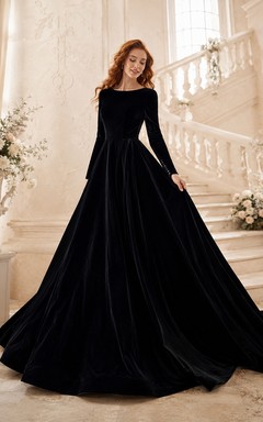 Robe de mariée noire bateau en velours à manches longues et coupe trapèze avec traîne courte