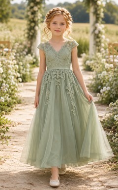 Robe bohème mi-longue trapèze en tulle sauge, col en V, style demoiselle d'honneur, ornée d'appliqués floraux et de dentelle.