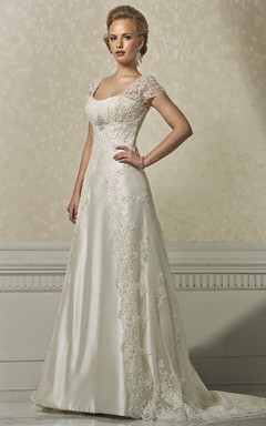 Vestido de novia de satén y encaje con escote cuadrado, mangas cortas y apliques.
