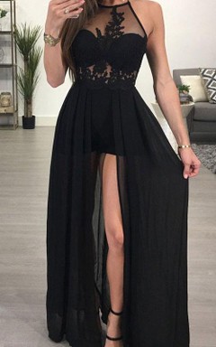 Vestido formal moderno de gasa hasta el suelo, corte en A, sin mangas, con abertura frontal.