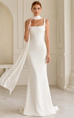 Robe de mariée fourreau en satin, col carré, sans manches, traîne.