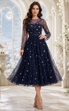 Robe de cocktail bleu marine foncé à manches longues en tulle céleste, coupe trapèze, ornée de bijoux.