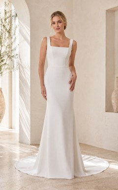 Vestido de novia sencillo con escote cuadrado, tirantes de sirena y cola larga.