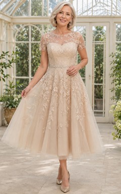 Vestido de novia de encaje de corte A con mangas cortas y efecto ilusión, largo hasta la rodilla, color champán, estilo romántico.
