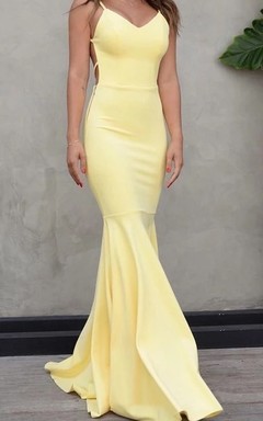 Vestido formal moderno sin mangas de tafetán, largo hasta el suelo, estilo sirena, con pliegues.