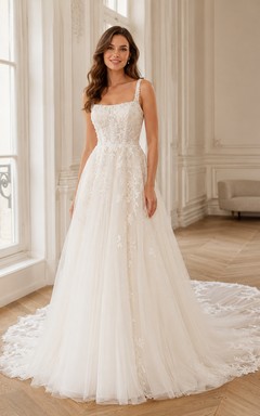 Robe de mariée raffinée en dentelle et tulle, col carré, sans manches, coupe trapèze, traîne chapelle, applications florales, style salon