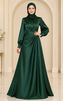 Dunkelgrünes, gerafftes A-Linien-Abendkleid aus Satin mit hohem Kragen, langen Ärmeln und bodenlangem Schnitt – ein schlichtes, elegantes Kleid