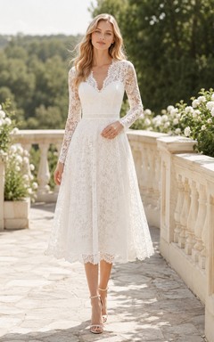 Teelanges, langärmeliges, schlichtes Brautkleid aus Spitze mit V-Ausschnitt, romantischem Design