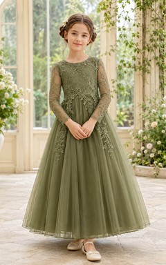 Robe de demoiselle d'honneur en tulle et dentelle vert olive, coupe trapèze, manches longues illusion, appliques florales et jupe longue.