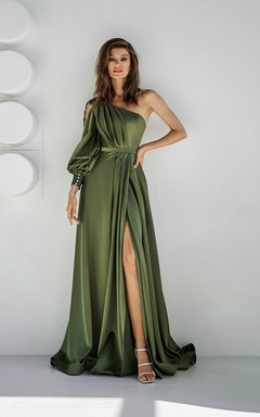 Vestido asimétrico de satén verde con abertura frontal y un solo hombro