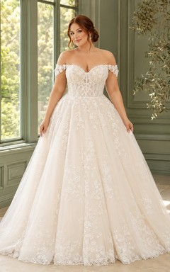 Robe de mariée de style chapelle en dentelle, épaules dénudées et décolleté cœur, grande taille