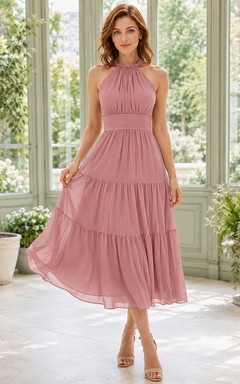 Vestido de invitada de gasa color rosa empolvado con cuello halter alto y volantes, largo hasta la rodilla y corte en A.