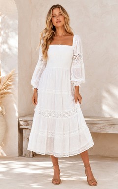 Weißes Midikleid aus böhmischer Spitze mit eckigem Ausschnitt, Glockenärmeln und Stufenrock, aus Spitze, im Boho