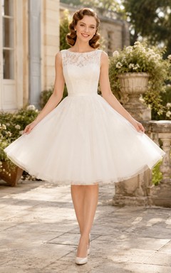 Vestido de novia de corte A, largo midi, sin mangas, con encaje floral, botones y espalda ilusión, confeccionado en tul.