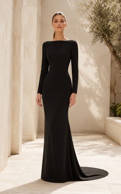 Robe de mariée sirène en jersey noir à manches longues et traîne, dos couvert, style bateau.