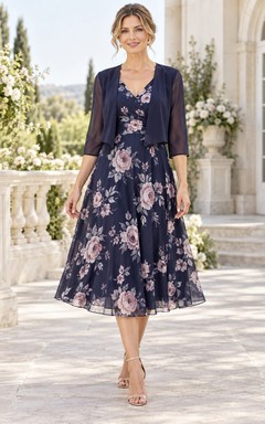 Chaqueta de manga tres cuartos con cuello en V y estampado de rosas azul marino, corte en A, largo hasta la rodilla, ideal para invitadas.