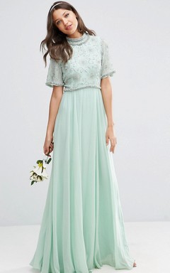 Bodenlanges, glockenärmeliges, hochgeschlossenes, perlenbesetztes Chiffon-Brautjungfernkleid mit Falten