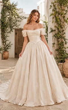 Vestido de novia clásico color champán de manga corta, hombros descubiertos, corte en A y cola larga.