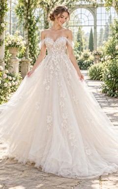 Robe de mariée bustier fleuri à épaules dénudées et traîne trapèze en tulle superposé, style corset à volants et bustier fleuri