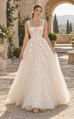 Robe de mariée trapèze en tulle à encolure carrée, ornée d'appliqués floraux et d'une traîne, avec col carré et traîne.
