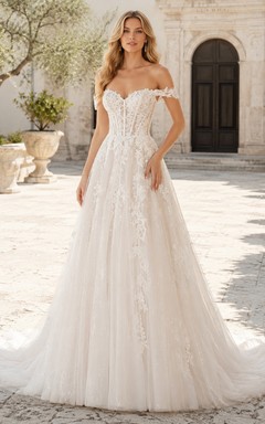 Robe de mariée romantique en dentelle et tulle, épaules dénudées, coupe trapèze courte, appliques chapelle, fermeture éclair classique au dos, longueur au sol