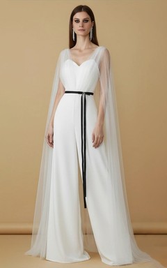 Combinaison de mariage sans manches à col en V et jambes larges avec cape en tulle