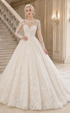 Robe de bal en dentelle épurée, col montant, manches longues, traîne cathédrale, applications florales, idéale pour une cérémonie de bal ou une réception de mariage.