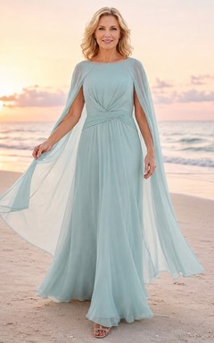Himmelblaues, ätherisches Chiffon-Kleid in A-Linie mit U-Boot-Ausschnitt, langen, geschlitzten Cape-Ärmeln und bodenlangem Schnitt – perfekt für die Mutter der Braut am Strand.
