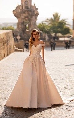 Brautkleid aus Satin mit schulterfreiem Rock, A-Linie und Empire-Schnitt sowie Spitze