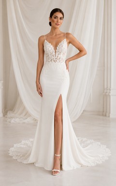 Robe fourreau de mariée en satin avec corsage en dentelle à col en V et fente sur le devant