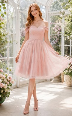 Vestido de cóctel romántico de tul color rosa empolvado con mangas cortas y escote Bardot, corte en A y largo hasta la rodilla