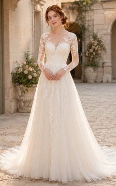 Robe de mariée en dentelle et tulle, coupe trapèze, col rond, manches longues et traîne chapelle.
