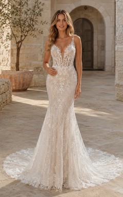 Robe de mariée sirène sans manches en dentelle vaporeuse, décolleté en V profond, traîne chapelle et appliques. Galerie d'appliqués.