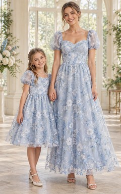 Robe assortie pour la mère, bleu floral, col carré, manches bouffantes, coupe trapèze, col rond.