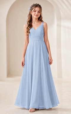Brautjungfernkleid „Mist Junior“ – A-Linie, bodenlang, V-Ausschnitt, ärmellos, plissiertes Oberteil, romantisch