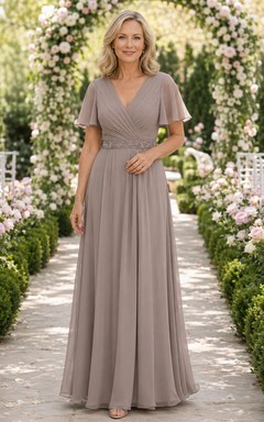 Vestido de fiesta de gasa color topo con escote en V y mangas con volantes, corte en A.