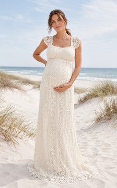 Vestido de novia premamá con escote cuadrado, mangas cortas, encaje integral y falda larga hasta el suelo.