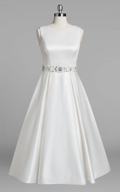 Robe de mariée en satin, longueur thé, sans manches, col rond, coupe trapèze, ornée de perles