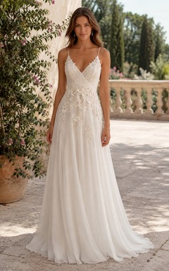 Robe de mariée trapèze en mousseline à fines bretelles et corsage en dentelle