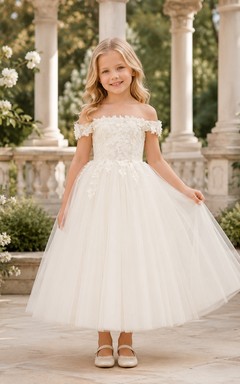 Vestido de niña de flores de corte A con encaje de tul y hombros descubiertos, mangas cortas, falda a media pierna y detalle de lazo.