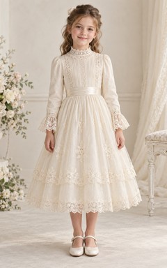 Teelanges, hochgeschlossenes, langärmeliges, elfenbeinfarbenes A-Linien-Kleid mit Spitze, Abnähern und Lagenlook für Blumenmädchen