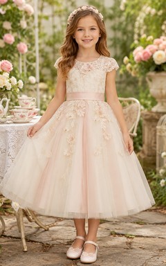 Vestido de niña de flores color marfil, romántico, largo hasta la rodilla, corte en A, encaje, manga corta, lazo de tul.
